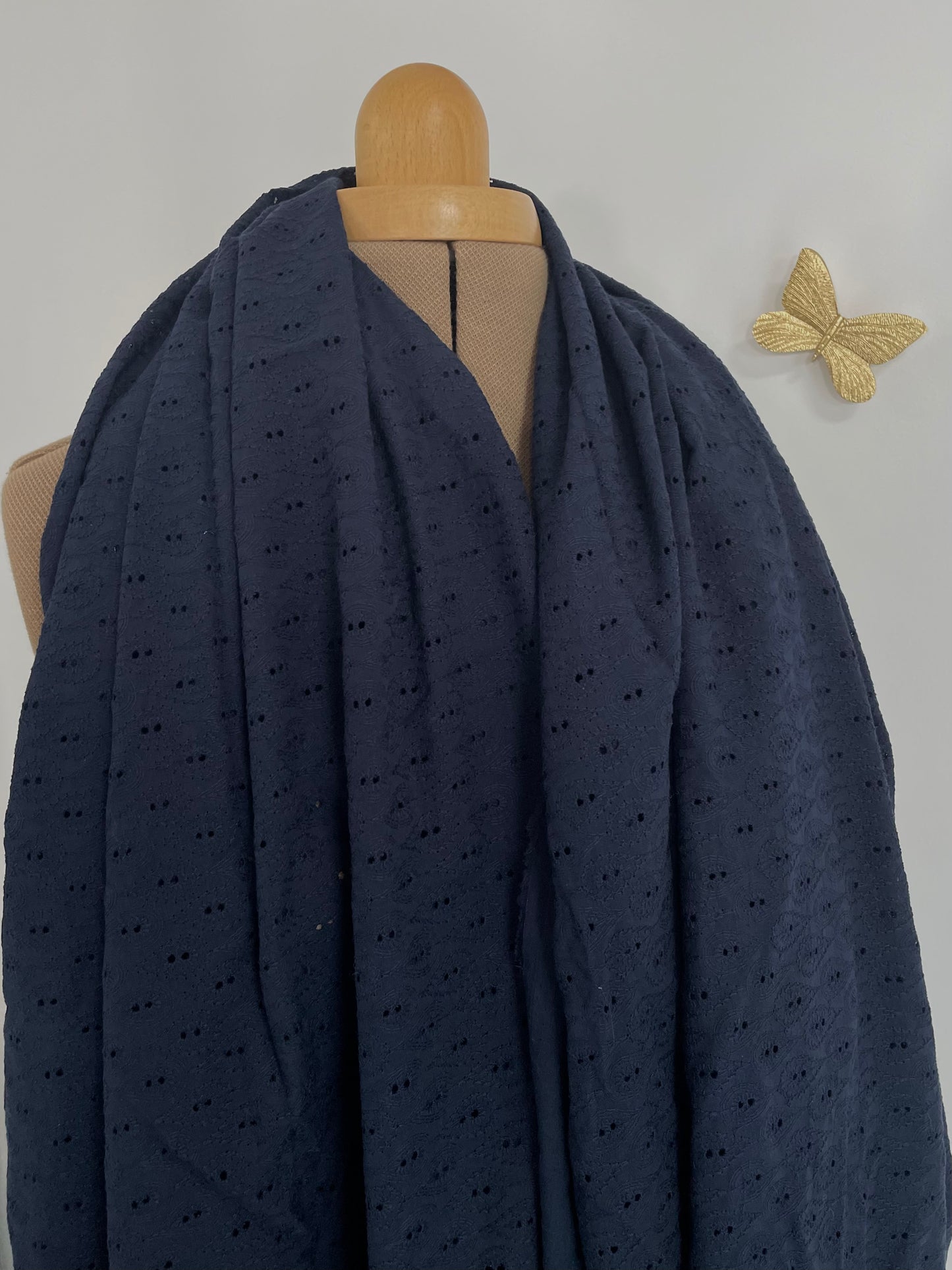 Coupon de Broderie anglaise bleu marine 1m40