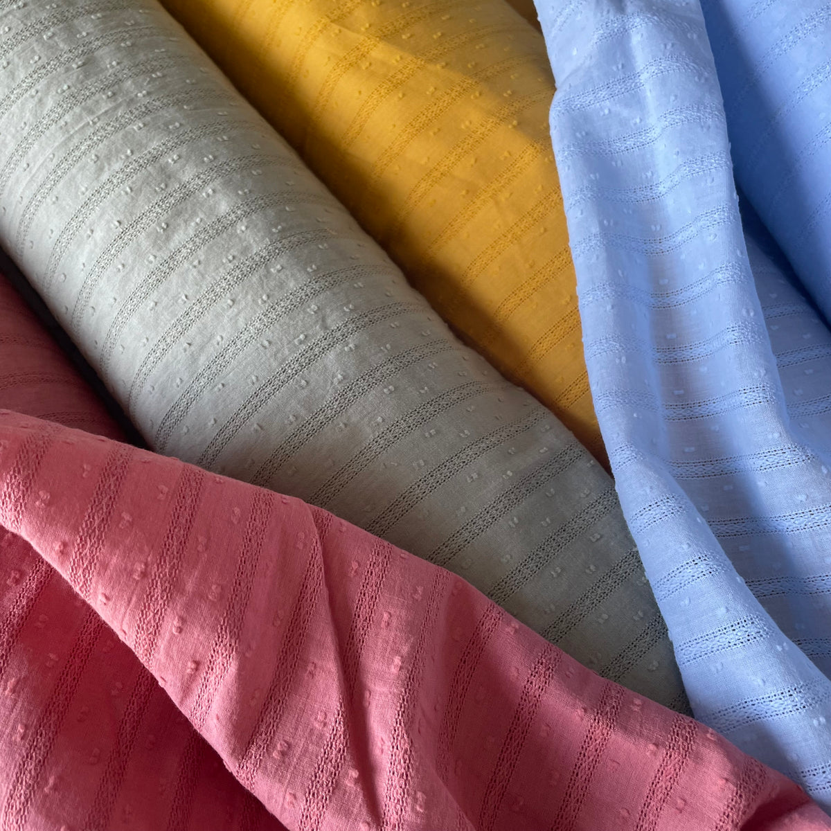 Voile de coton plumetis brodé