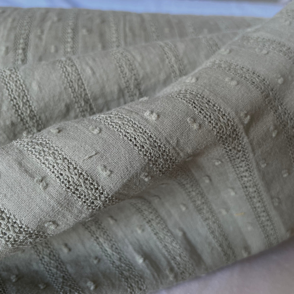Voile de coton plumetis brodé