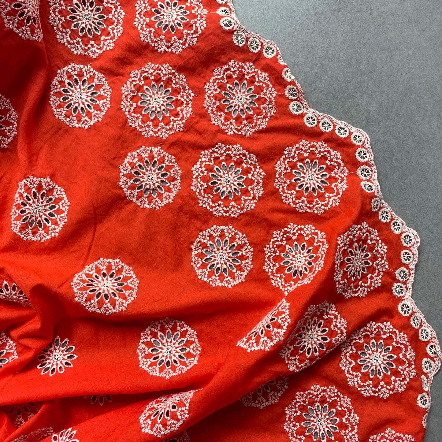 Coupon coton brodé - Orange et Blanc cassé